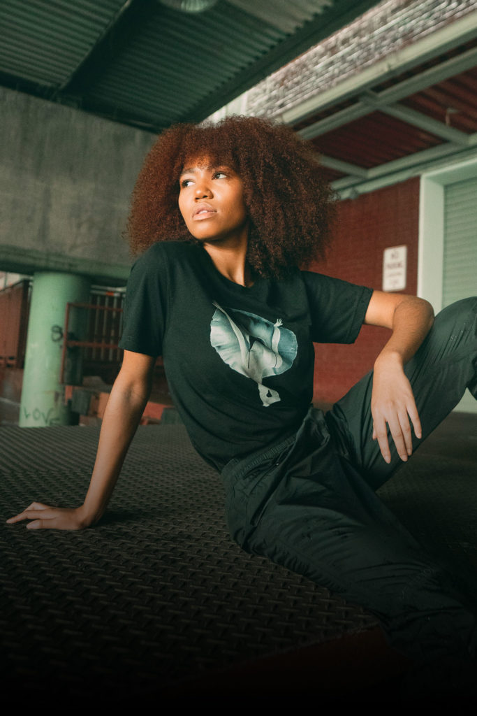 Women is sitting on the ground and posing infront of the camera